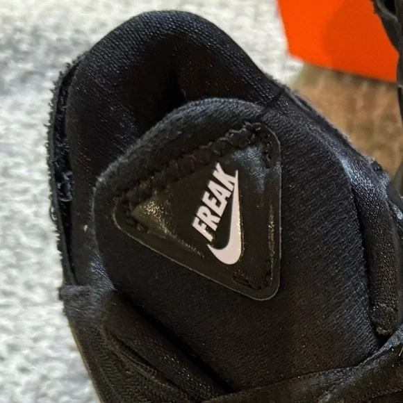 Nike Zoom Freak 2 Youth Size 4Y Boy Black Basketball Running Shoes - Picture 8 of 10